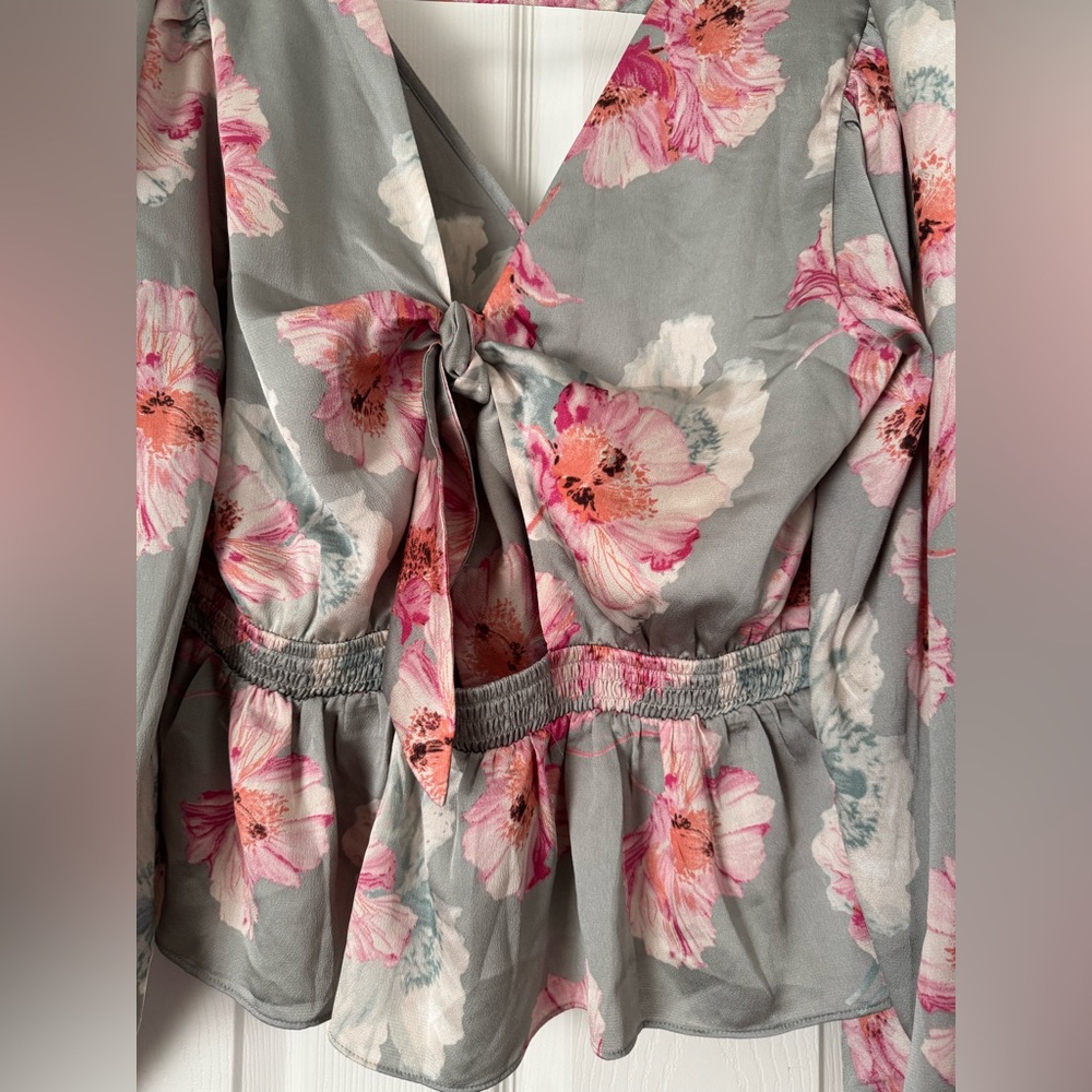 Express Ladies Sage Color Top With Raspberry Whit… - image 6